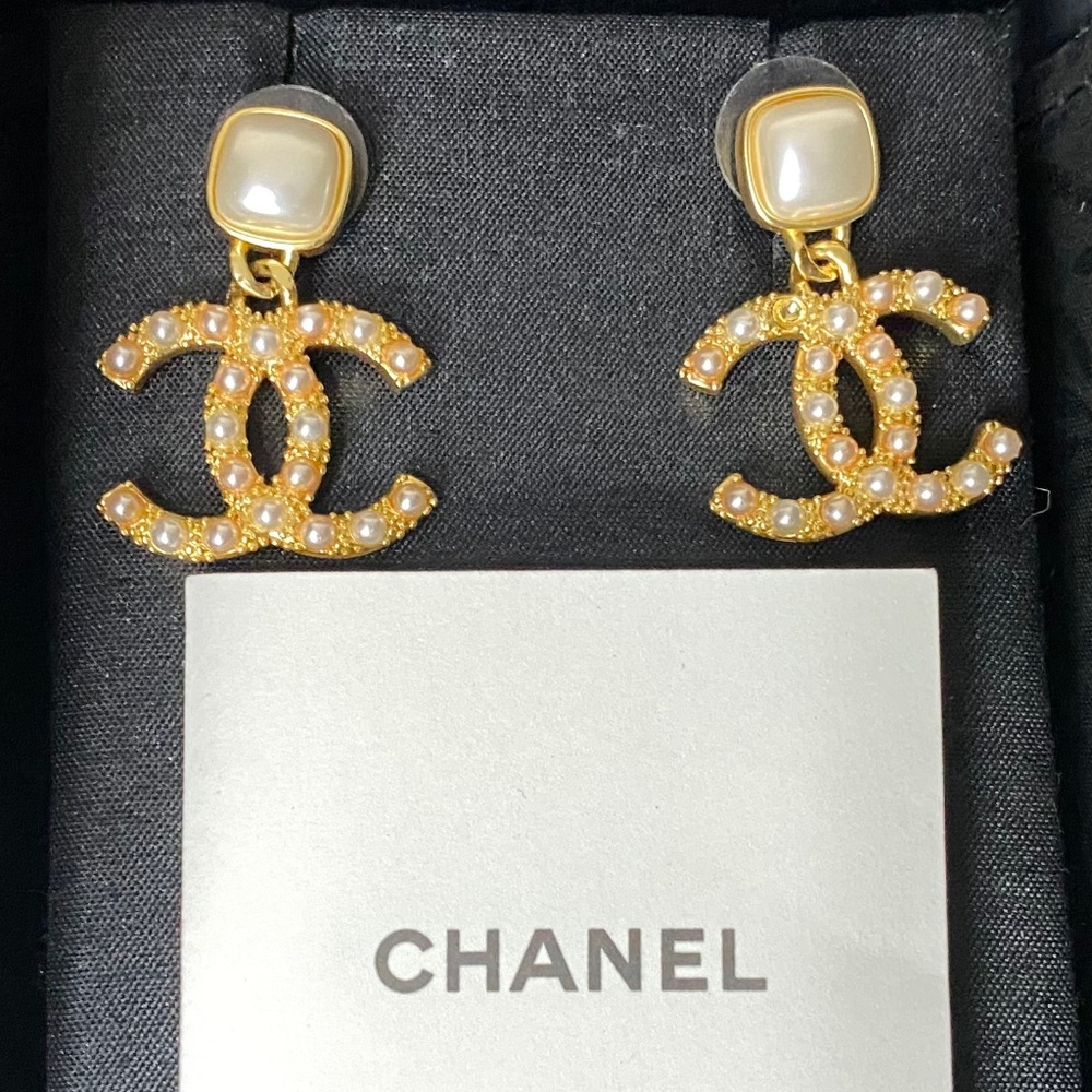 CHANEL Pearl Pendant Stud Earrings